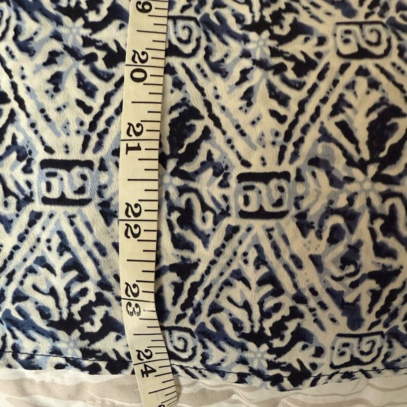 3/$30 - FOREVER 21 Blue and White Patterned Top Blouse - Picture 5 of 5